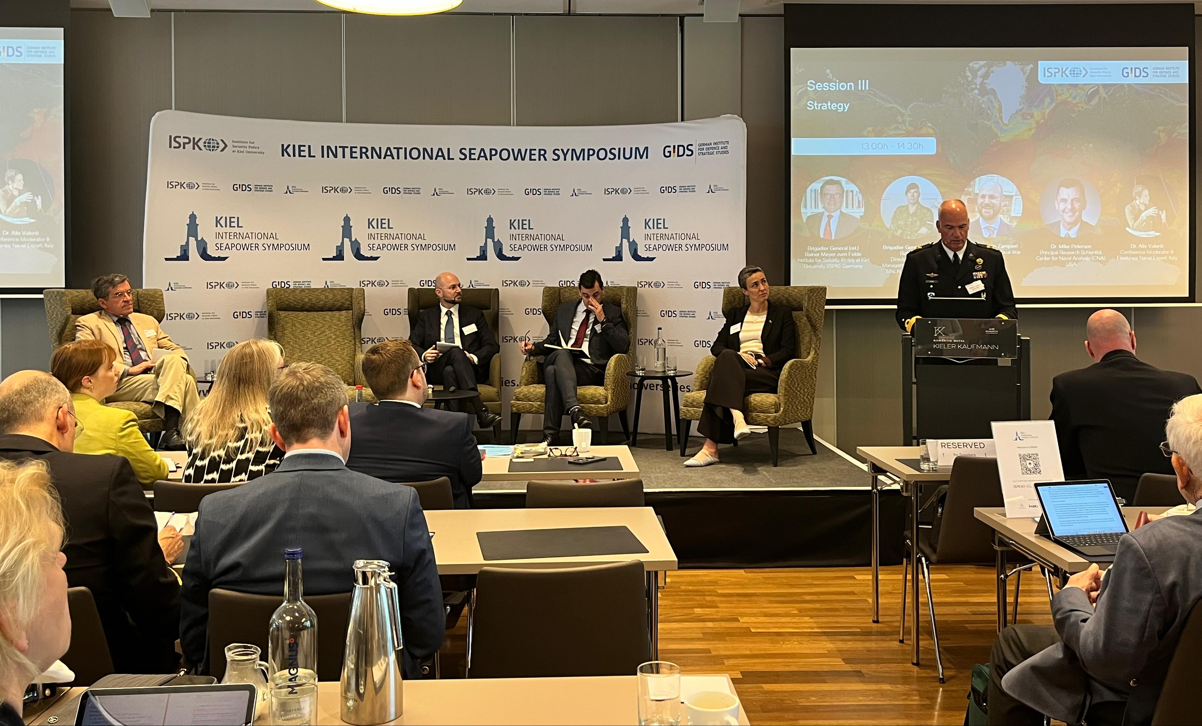 Internationaal gezelschap tijdens Kiel Seapower Symposium