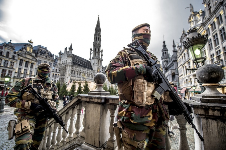 Belgische militairen surveilleren in Brussel. 