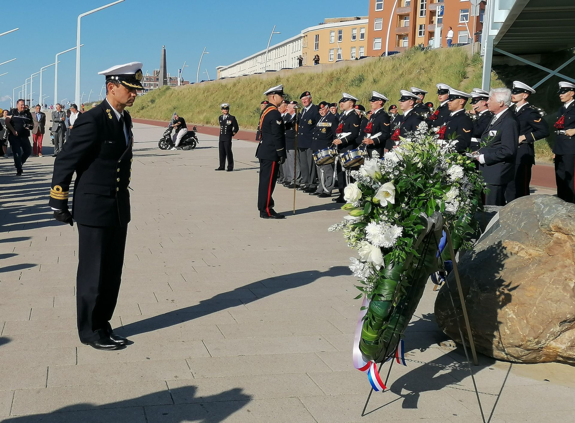 Voorzitter KVMO KLTZ Rob Pulles legt een krans bij het monument