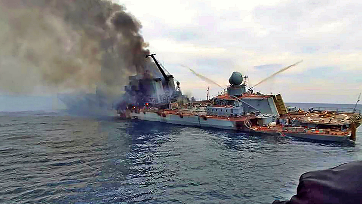 De Russische Slavaklasse kruiser Moskva in brand, 15 april 2022