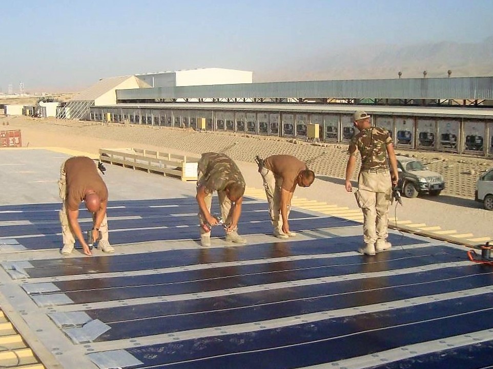 Archieffoto: Aanleg zonnepanelen op Nederlandse compound op Mazar-e-Sharif in Afghanistan, 2012