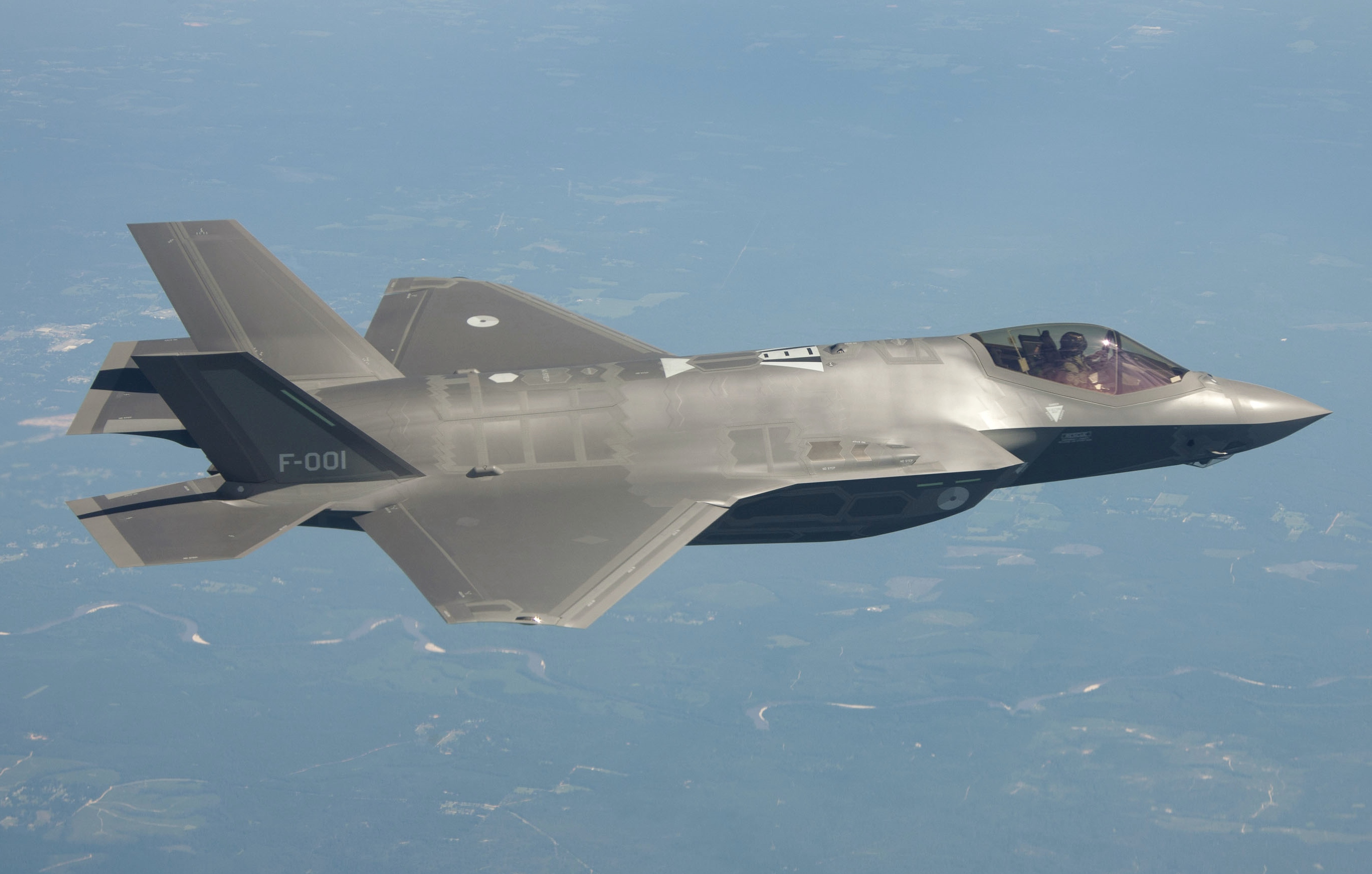 26 juli 2015, Ferryvlucht van Fort Worth AB Texas naar Eglin AB Florida.JSF F-35 met Registratie AN-1, tailnummer F001 Werd 24 juli 2015 door Lokheed Martin overgedragen aan Nederland.Om 11:07h Texaaanse tijd word de eerste JSF overgevlogen van Fort Worth AB naar Eglin AB.Foto: Eerste Nederlandse vlucht F-35 AN-1