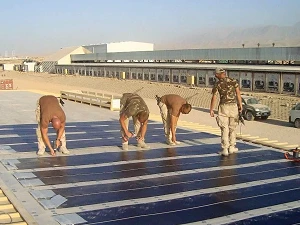 Archieffoto: Aanleg zonnepanelen op Nederlandse compound op Mazar-e-Sharif in Afghanistan, 2012