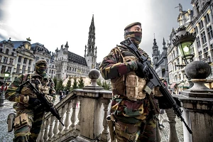 Belgische militairen surveilleren in Brussel. 